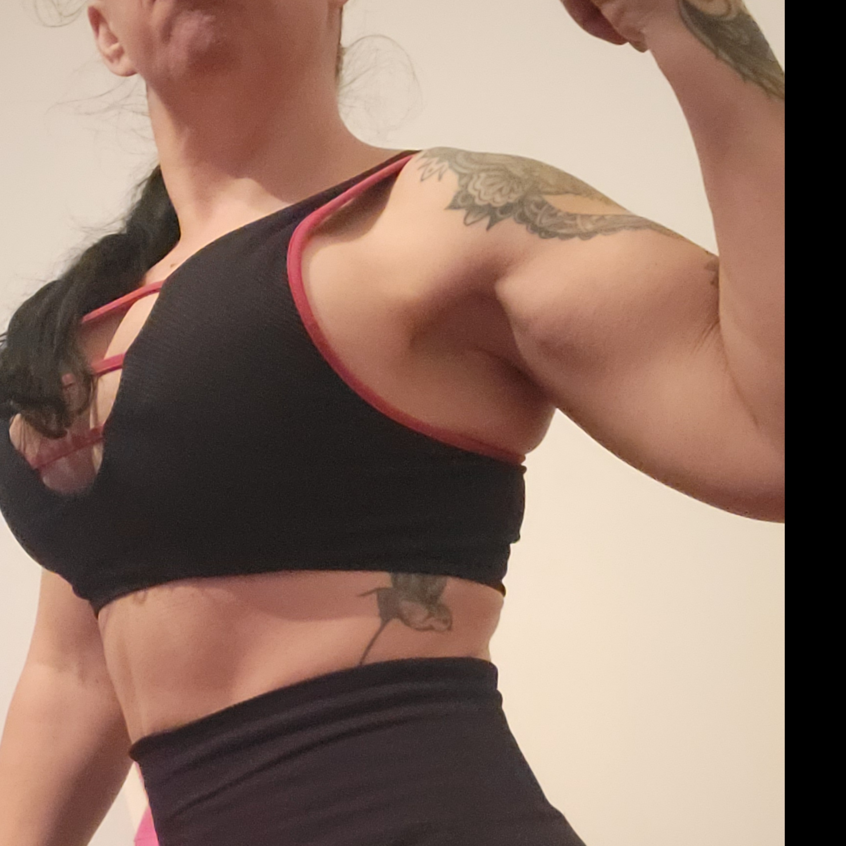 MUSCLE🏋‍♀️ DOMME 👠   💎FINDOMME💰 thumbnail