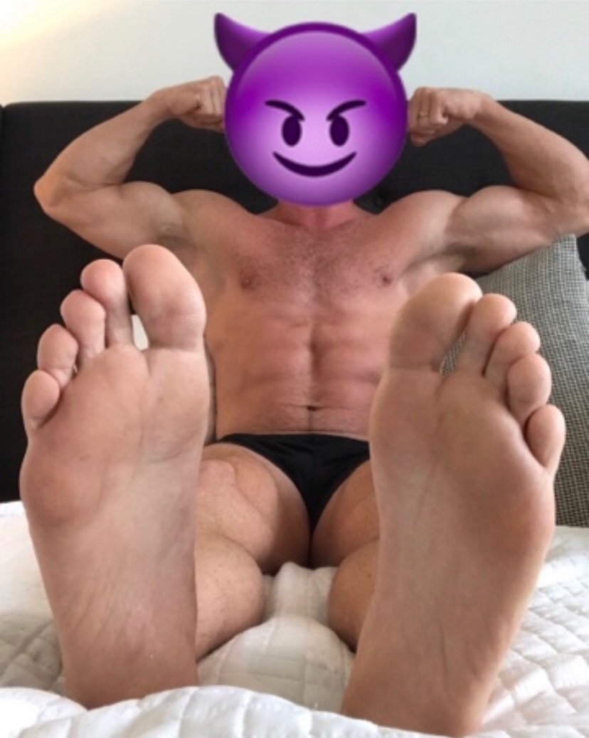 hung_jock_feet thumbnail