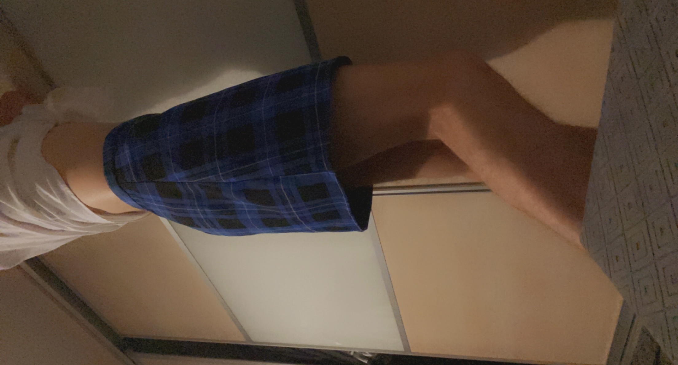 cock_under_a_skirt thumbnail