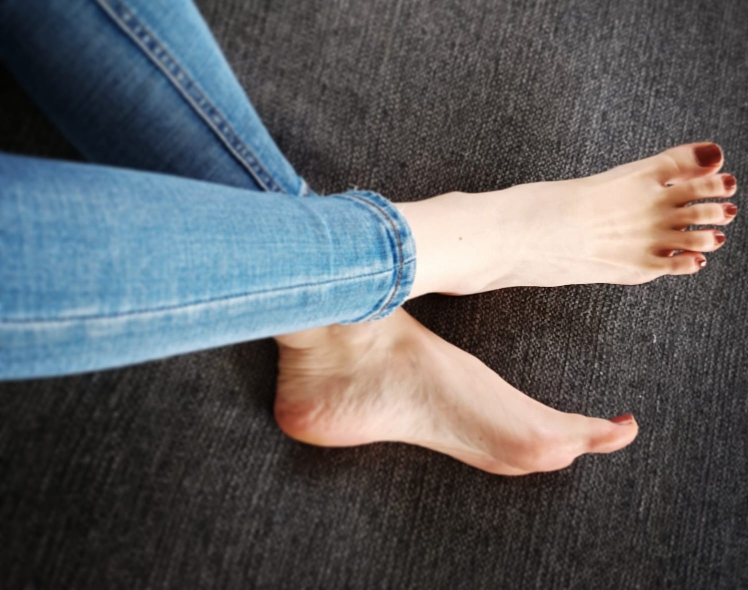 Cara_feet_touch thumbnail