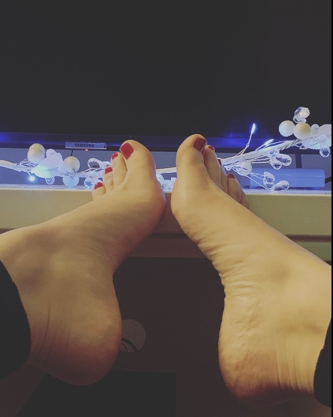 Tempting Tootsies 👣 thumbnail