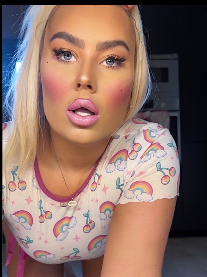 Blondiemakeupdoll profile