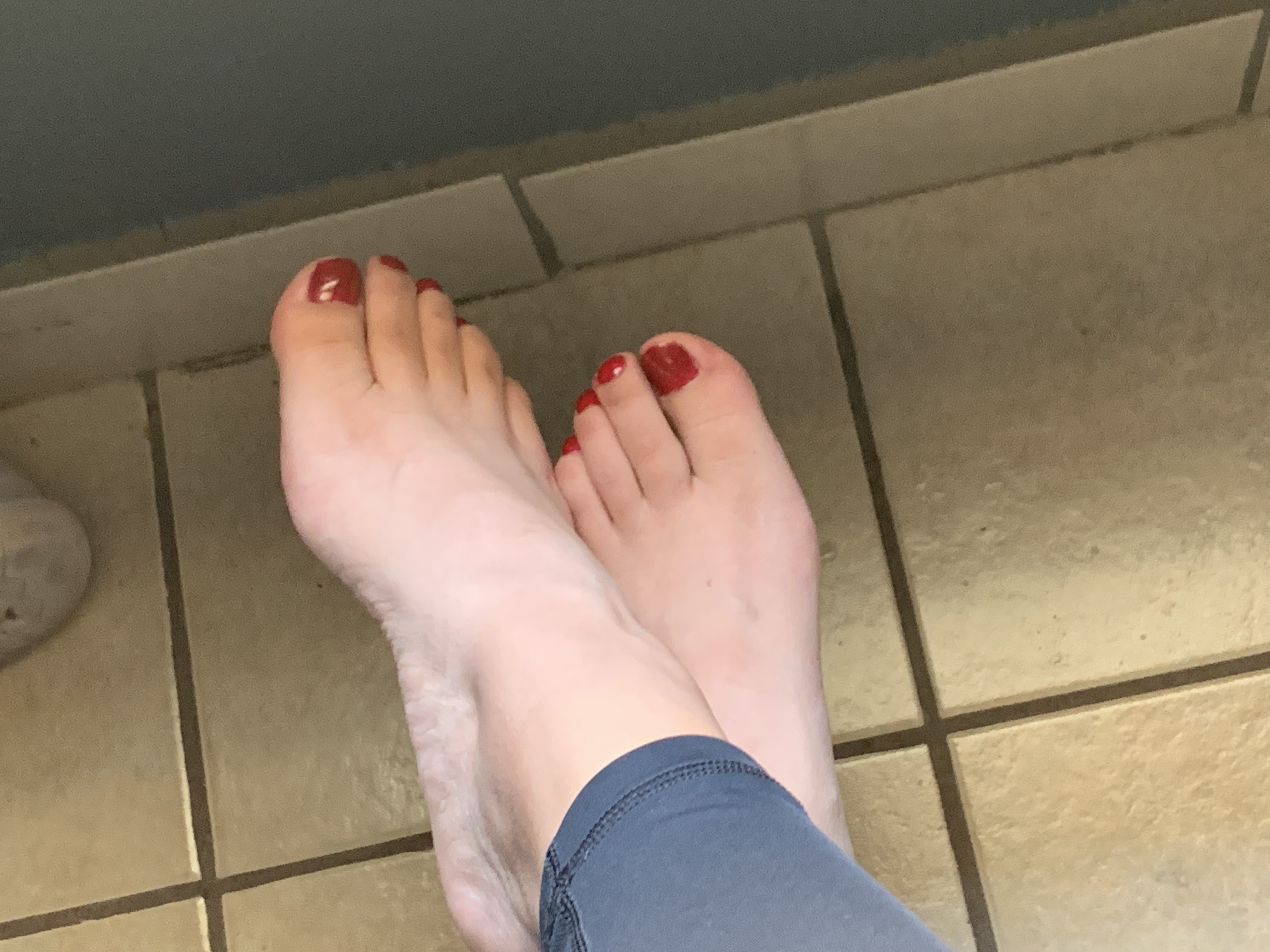 feetpicsbylescover