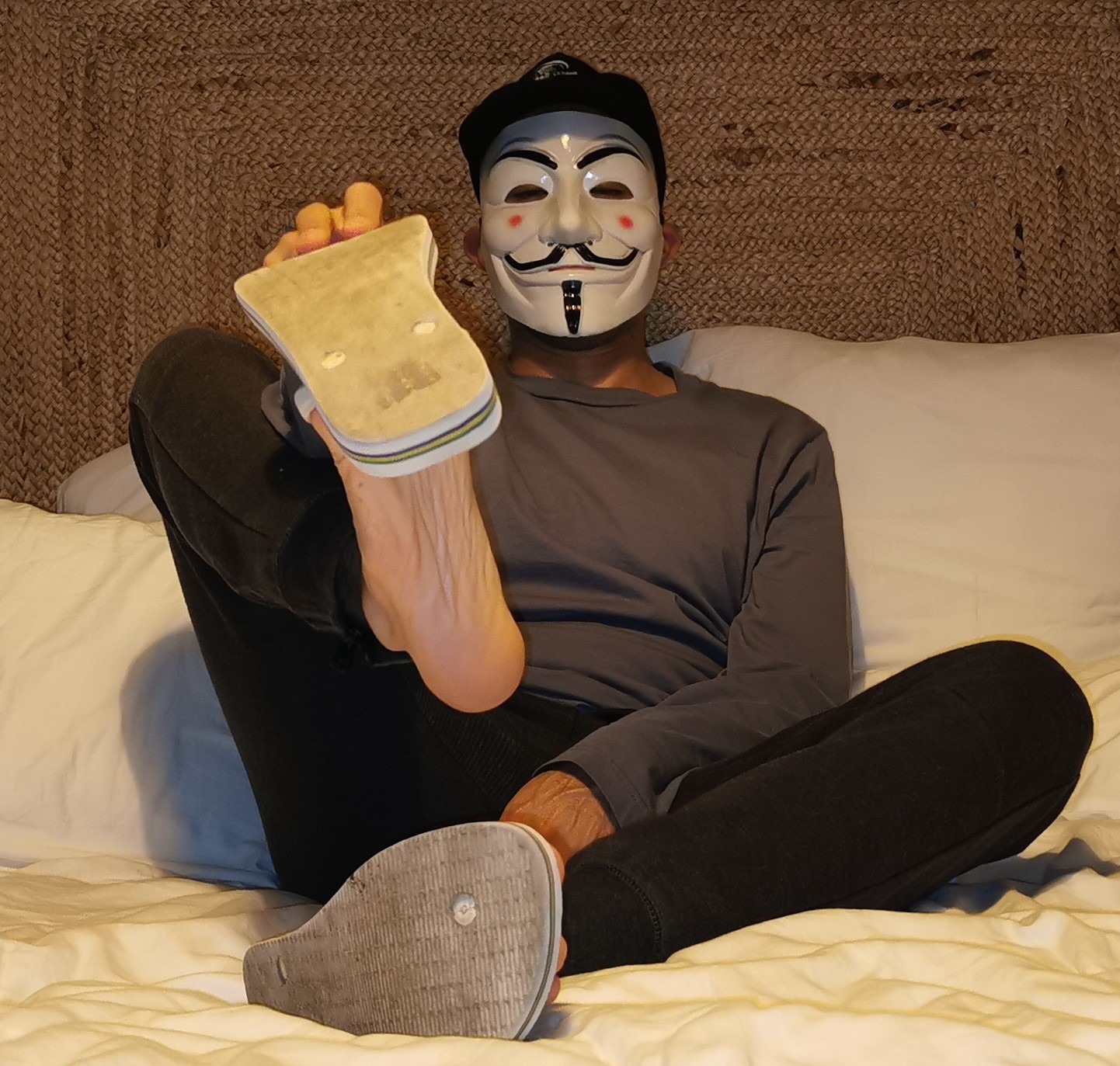 guyfeetfeetguy profile