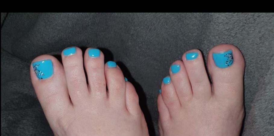 cute-little-feet thumbnail