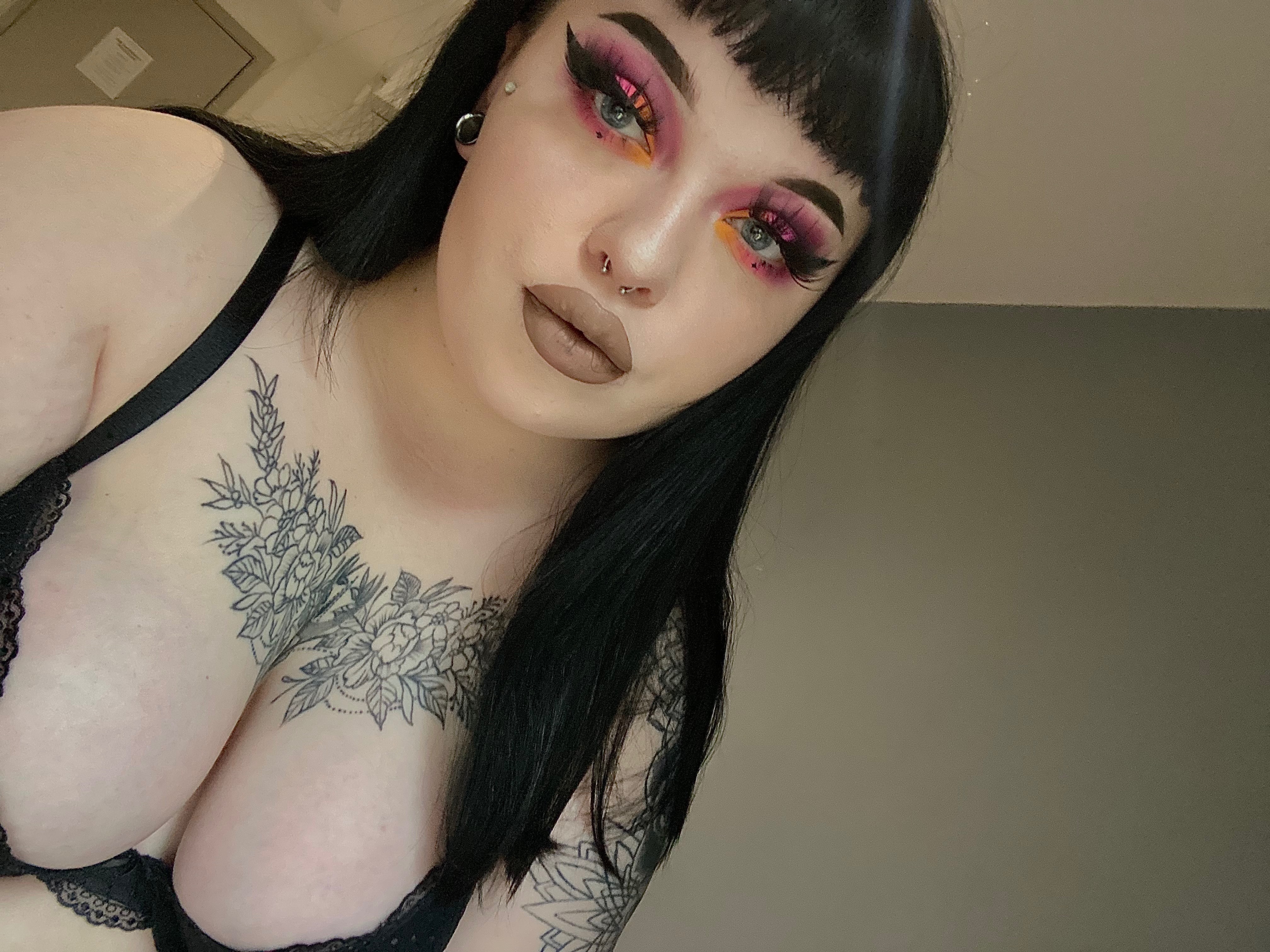 curvygothgirl profile