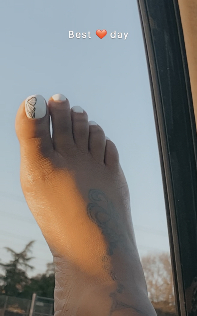 Seductive toes profile