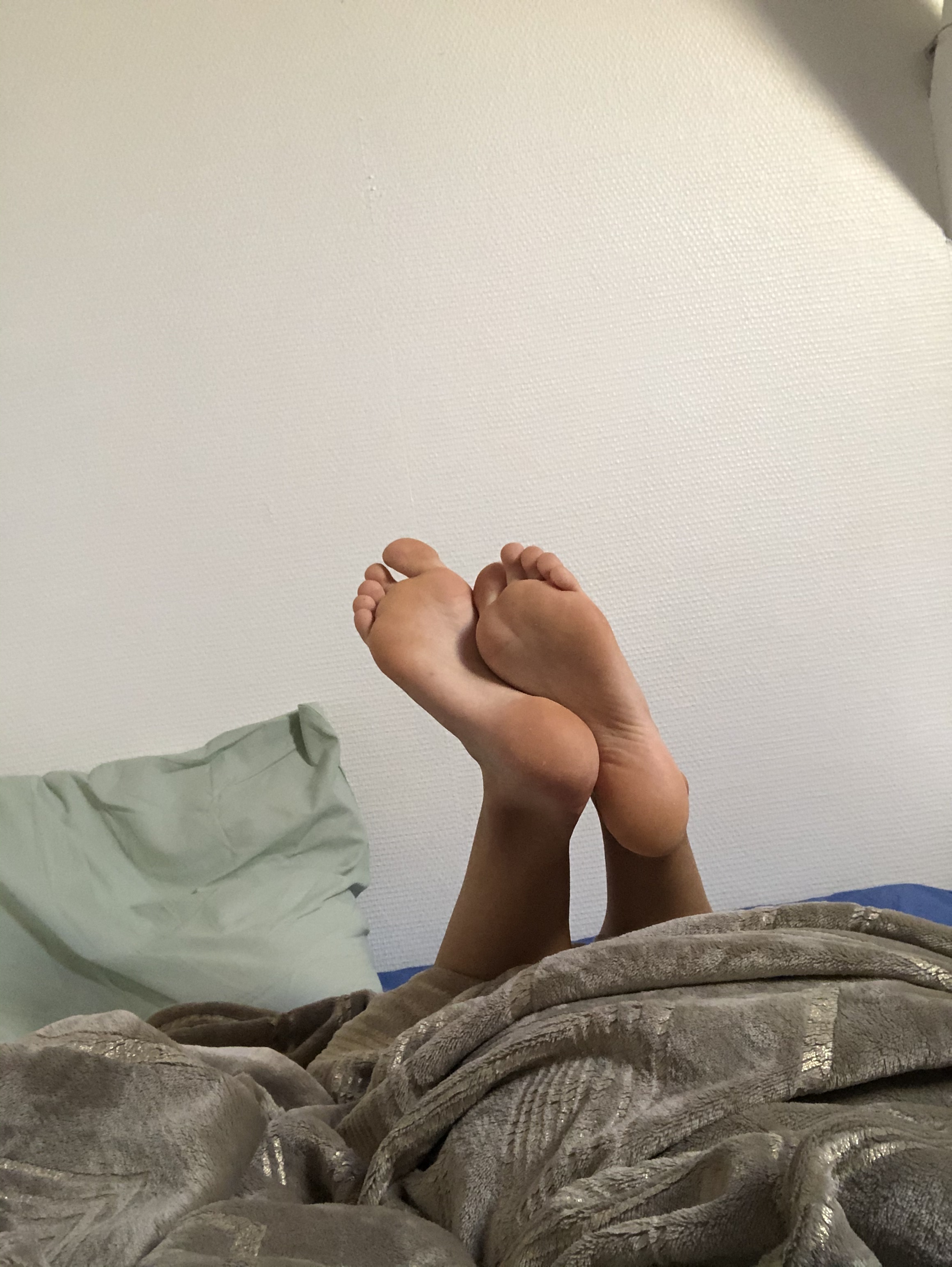 Victoria's feet profile