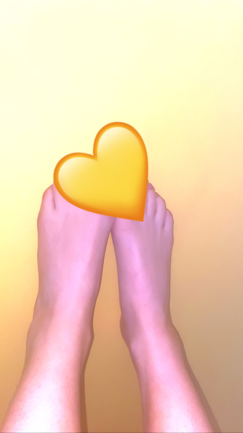 FourFeetTwoGirls thumbnail