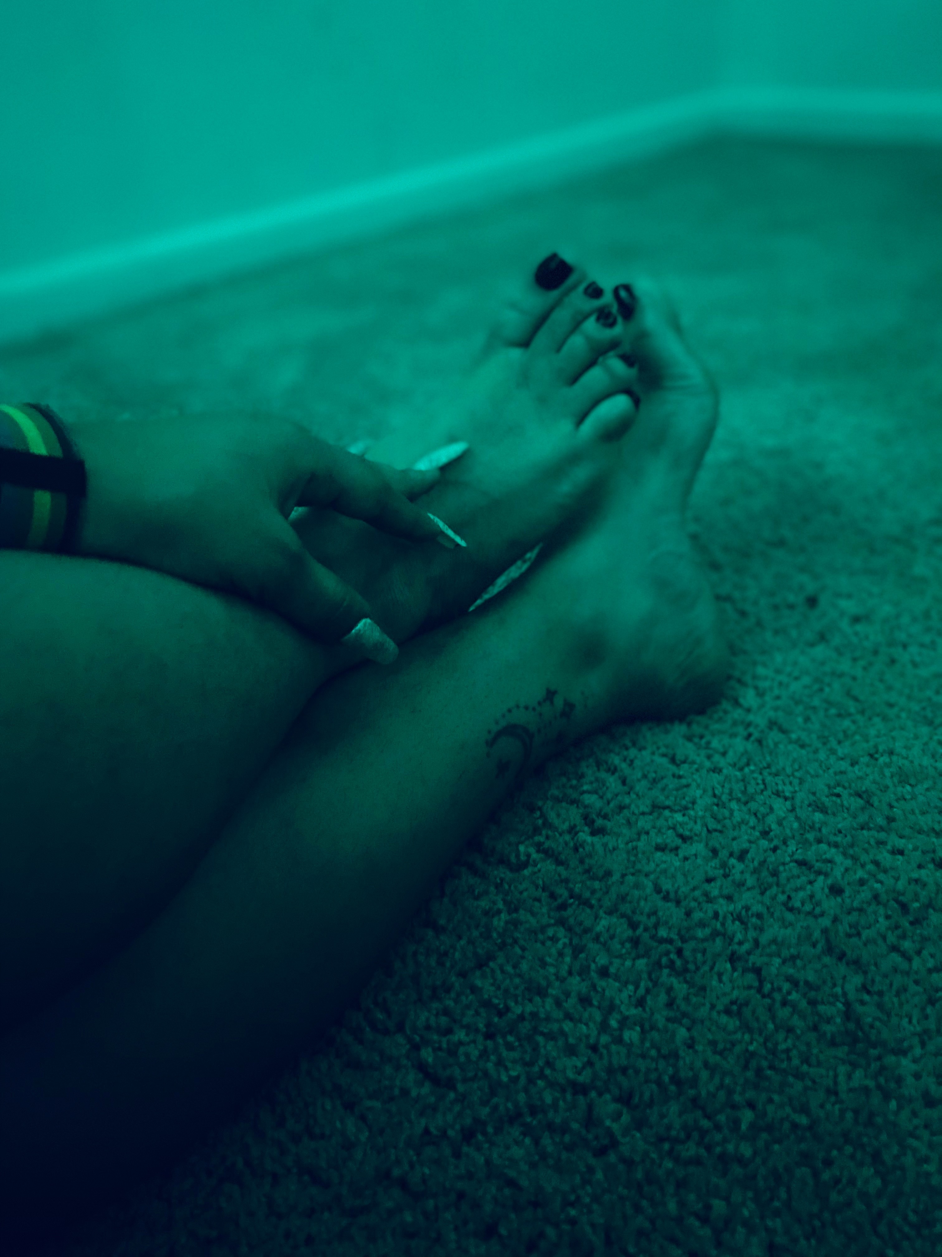 Feet &amp; Cleavage thumbnail