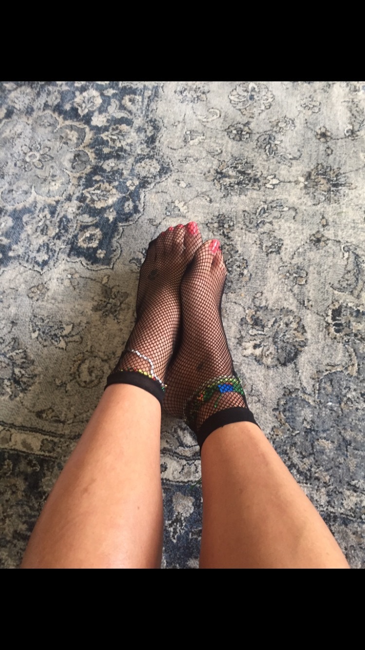 Ten tannned toes profile