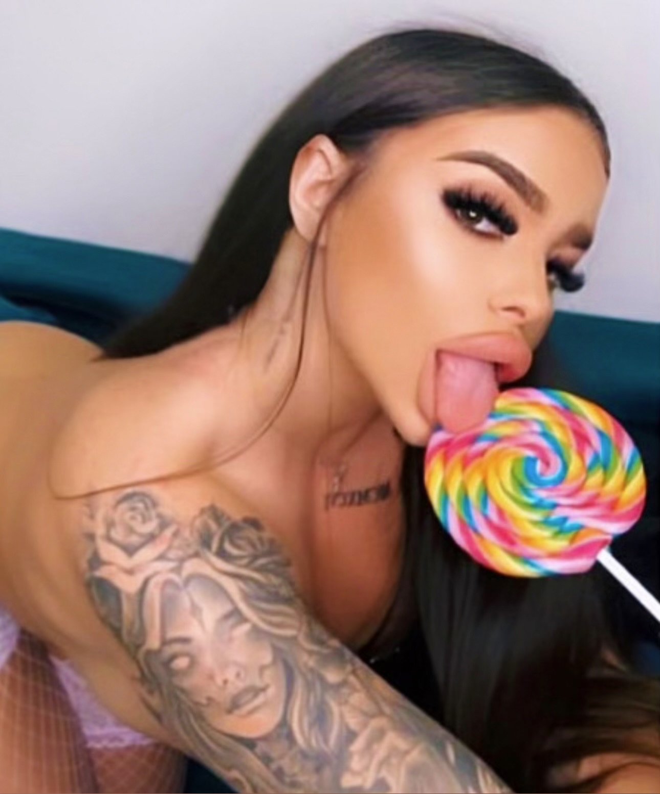 𝐼𝓋𝑜𝓃𝓃𝑒𝐼𝓃𝓀 🍭 profile