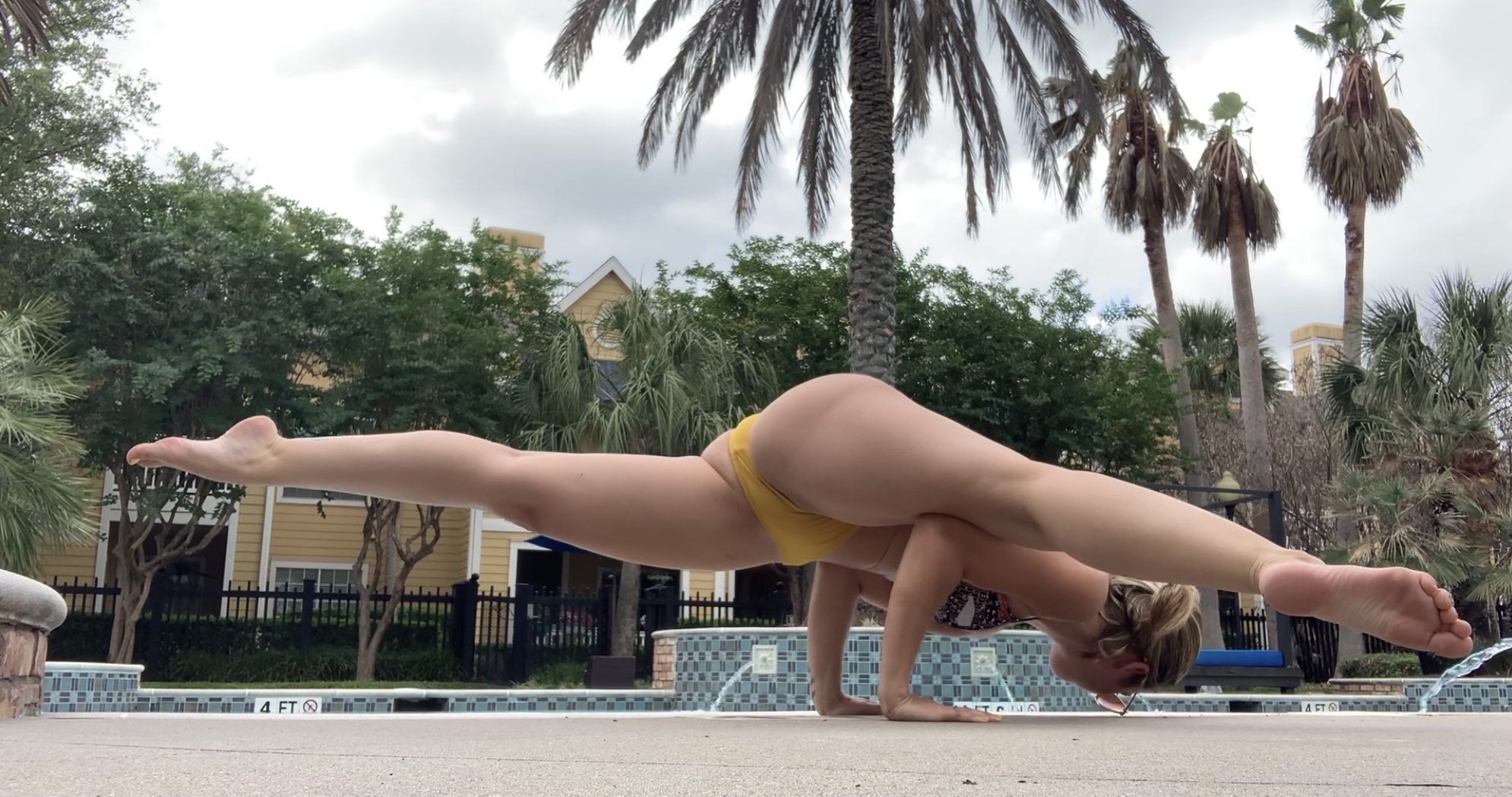 risqueyoga thumbnail