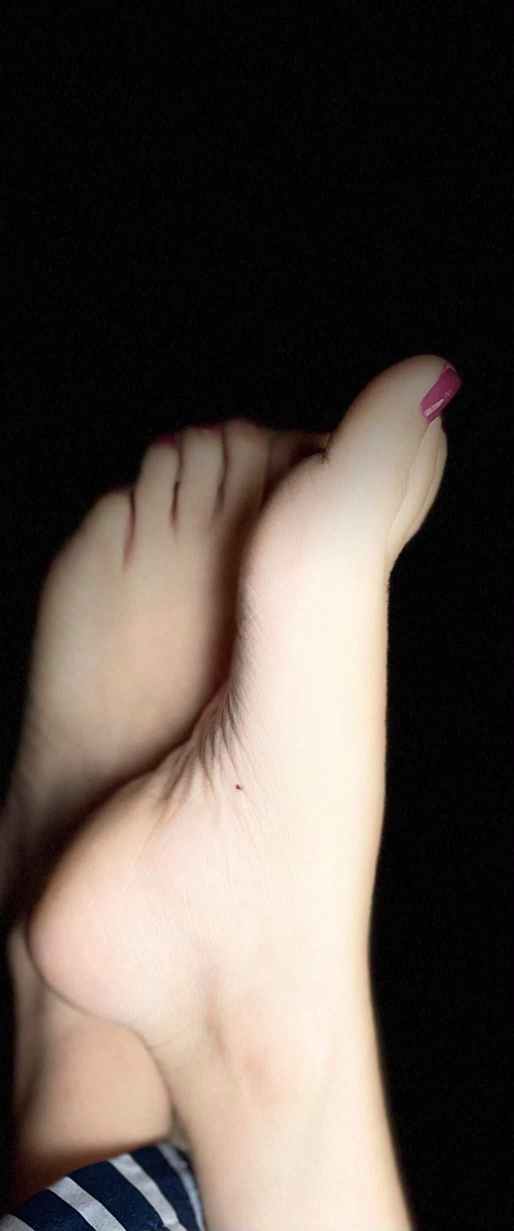 Pretty little feet profile